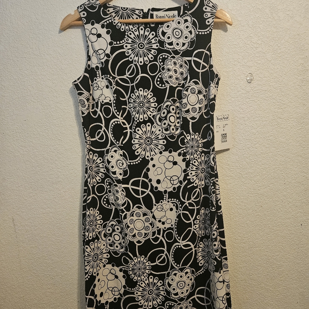 Ronni Nicole Black and White Sleeveless Sheath Dress